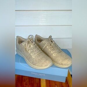 Men’s Easy Spirit Cream Sneakers with Comfort and Style NWT fuzzy size 11